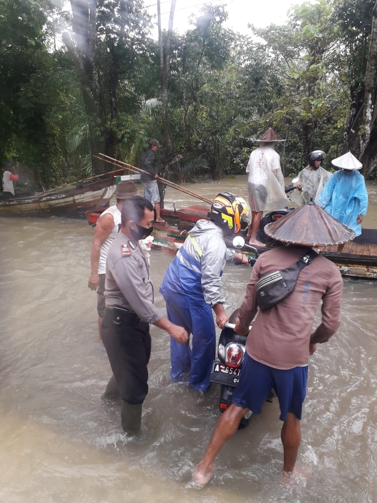 Peduli Banjir, Polres Pandeglang Bantu Evakuasi Warga