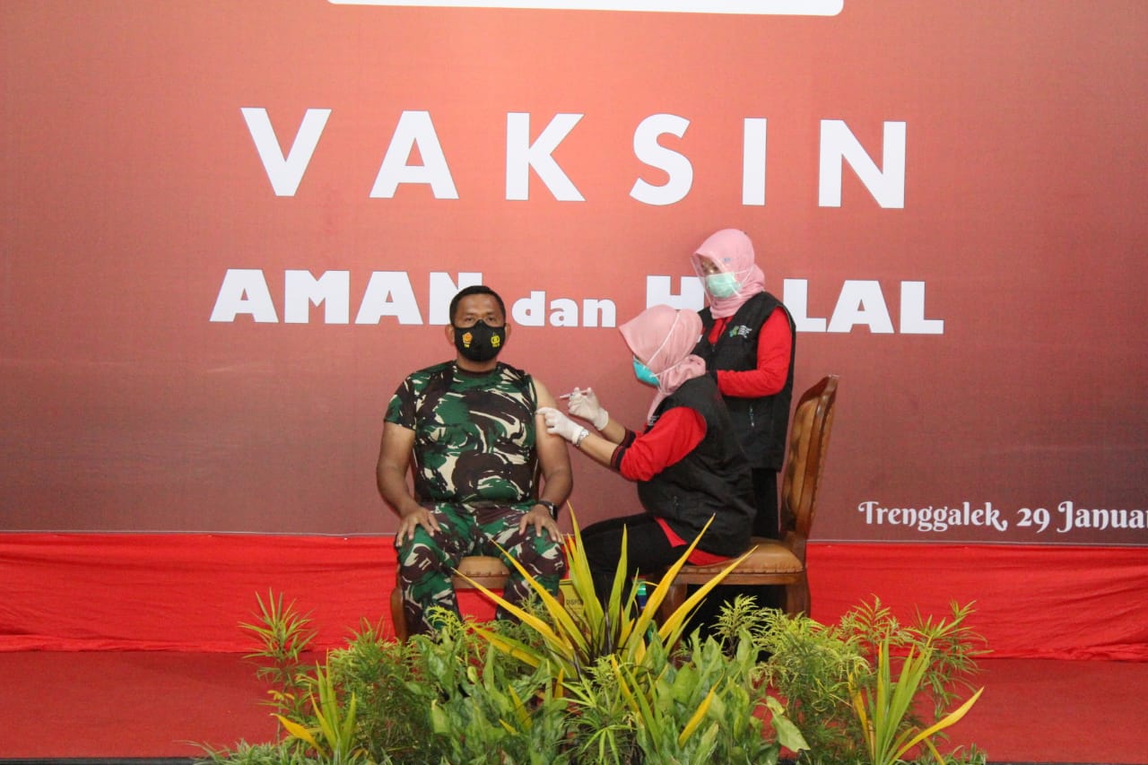 Dandim 0806/Trenggalek Bersama Forkopimda Awali Pelaksanaan Vaksinasi Covid-19 di Trenggalek