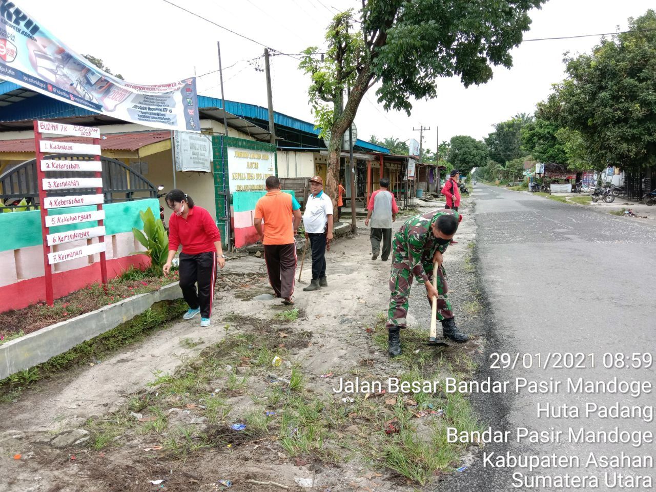 Personel Jajaran Kodim 0208/Asahan Ajak Warga Masyarakat Laksanakan Gotong Royong Bersihkan Kiri Kanan Jalan