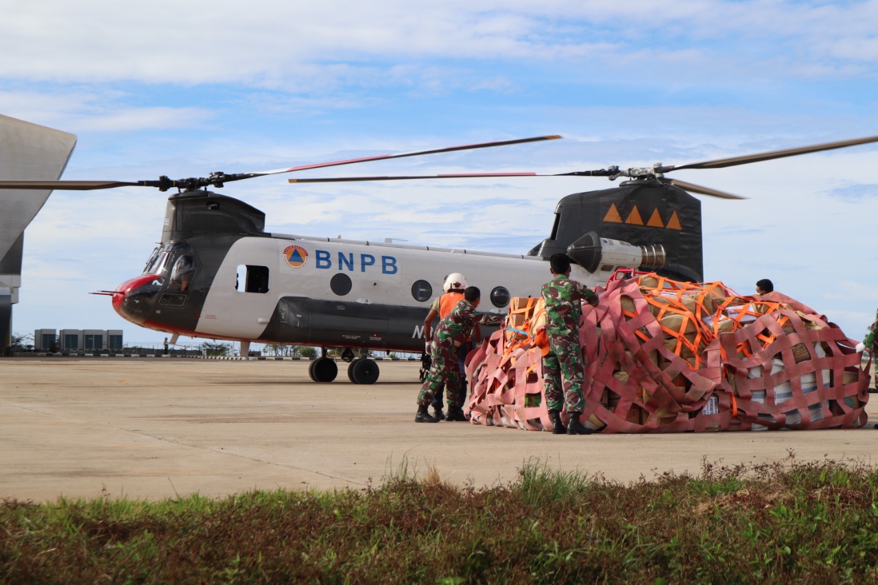 Keahlian dan Kecepatan dengan Helikopter Chinook Kirim Bantuan Korban Gempa Sulbar