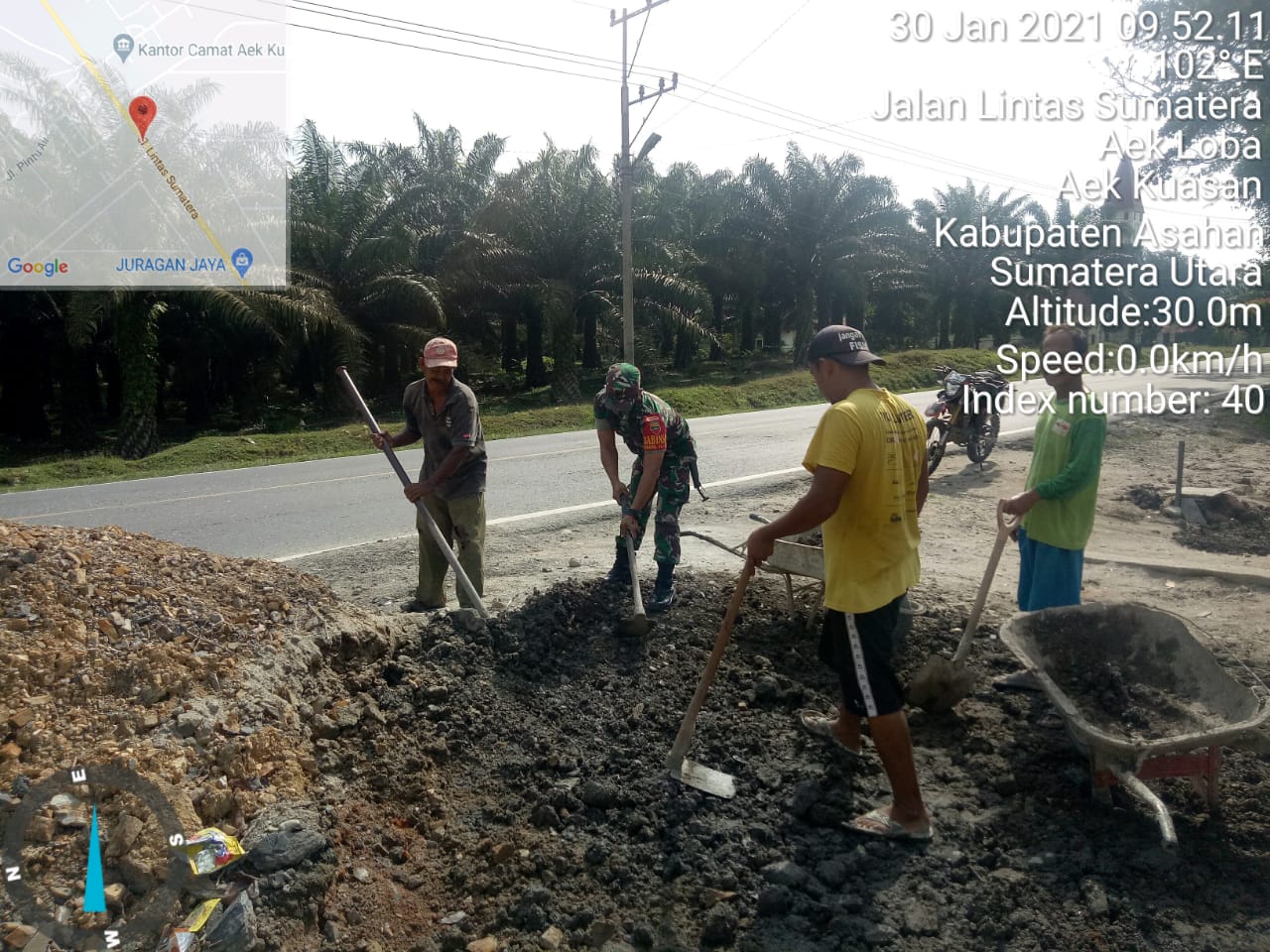 Personel Jajaran Kodim 0208/Asahan Bantu Warga Gotong Royong Bangun Rumah Warga Binaannya