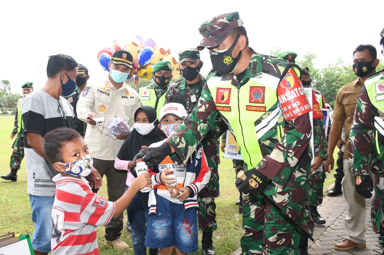 Danrem 081/DSJ Bersama Forkopimda Bagi Masker dan Susu Kemasan