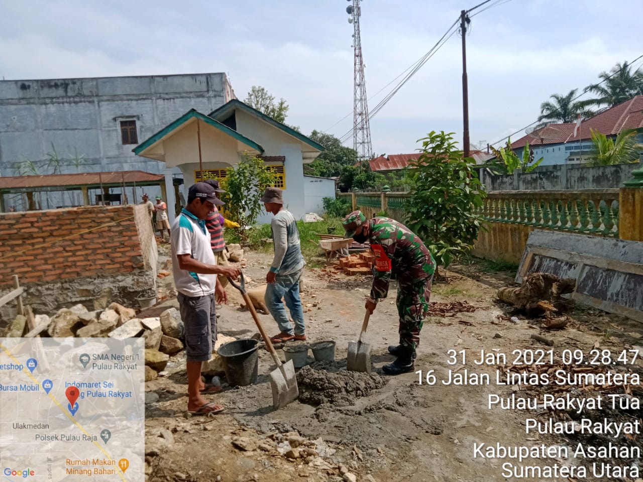 Personel Jajaran Kodim 0208/Asahan Laksanakan Gotong Royong Bangun Pagar Masjid AL-Amin Diwilayah Binaan