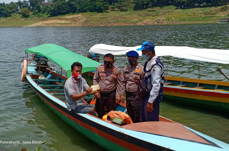 Satpolair Polres Purwakarta Himbau Pengemudi Perahu di Waduk Jatiluhur Utamakan Keselamatan