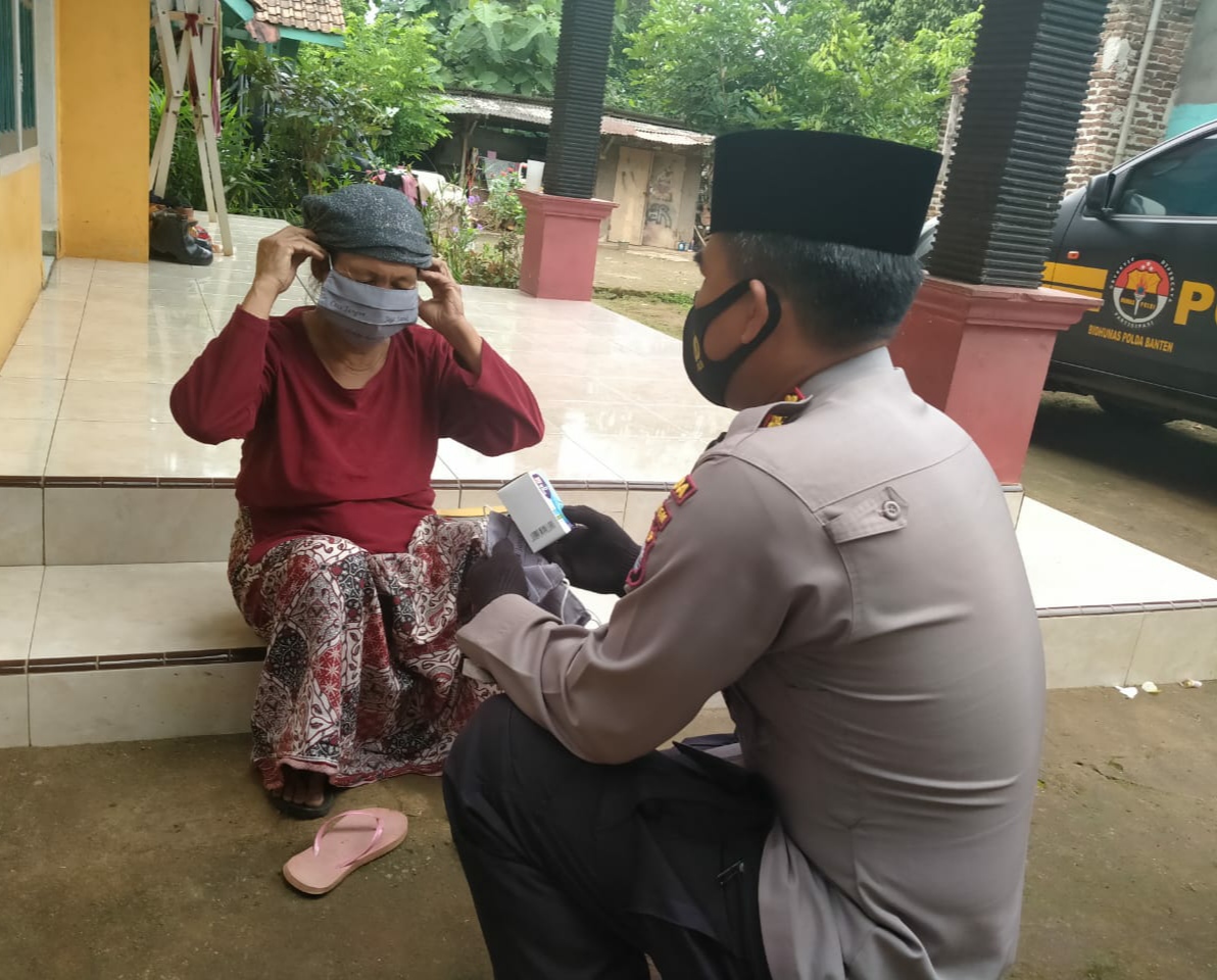 Cegah Penyebaran Covid-19, Kabid Humas Polda Banten Bagikan Masker di Kelurahan Banjarsari