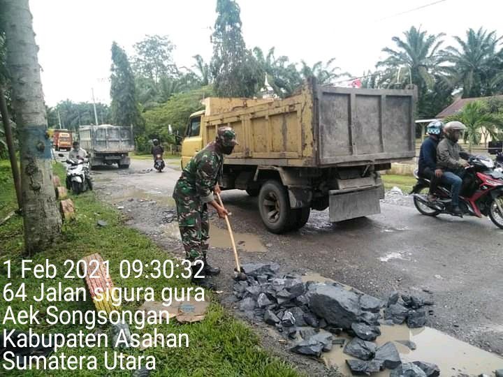 Bina Kekompakan, Personel Jajaran Kodim 0208/Asahan Laksanakan Gotong Royong Perbaiki Jalan Yang Berlobang Diwilayah Binaan