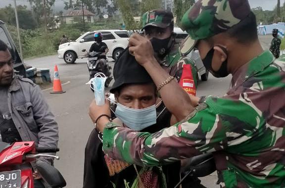 Cegah Penyebaran Covid-19, Lanud Silas Papare Gelar Operasi Penegakkan Prokes di Beberapa Titik