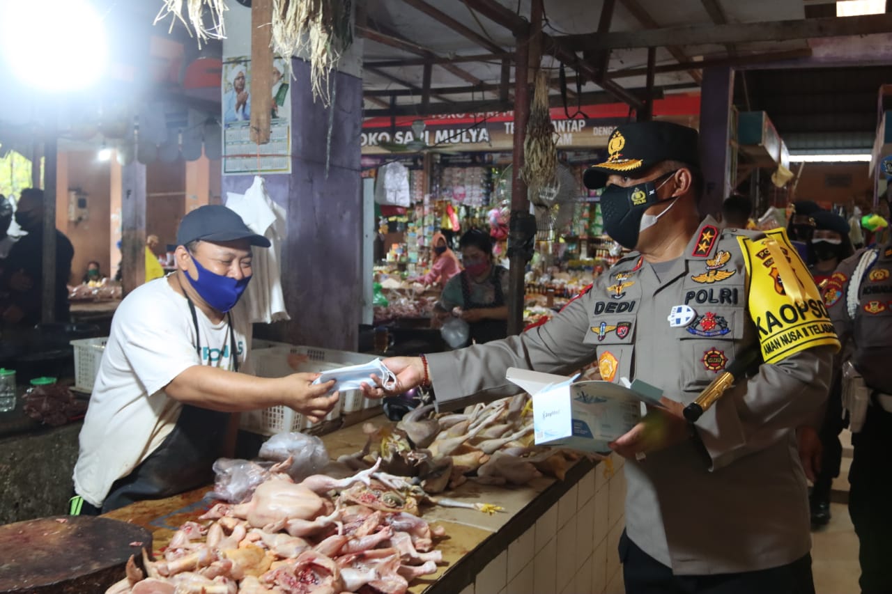 Pembagian Masker Serentak, Polda Kalteng Bagikan 151.800 Pcs Masker