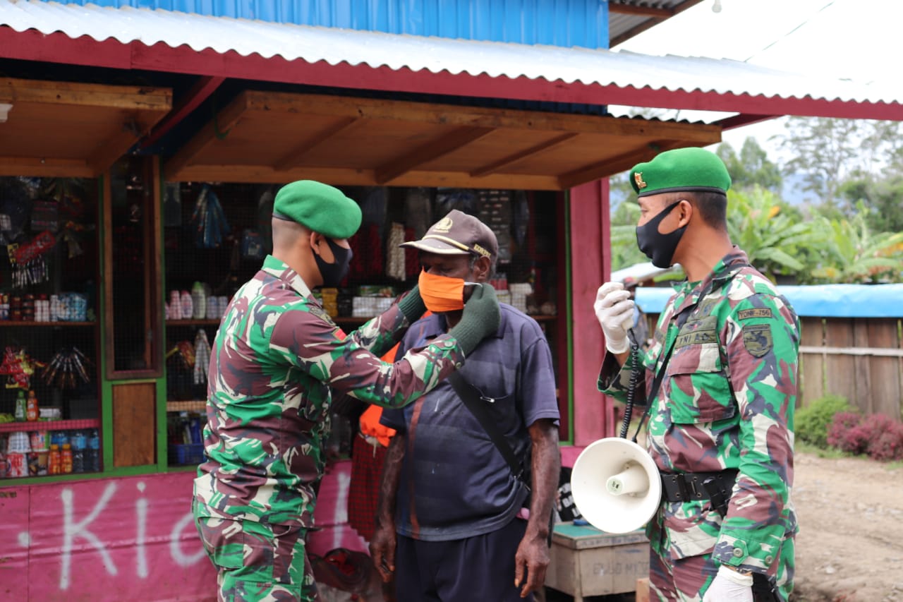 Disiplinkan Prokes, Batalyon Infanteri 756/WMS Berikan Sosialisasi dan Bagikan Masker Gratis Ke Masyarakat