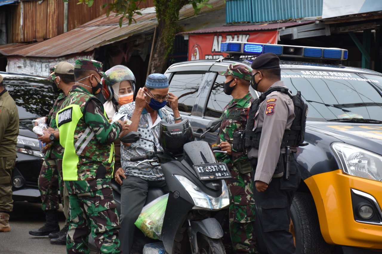 Korem 091/ASN dan Polresta Samarinda Edukasi Warga Disiplin Bermasker