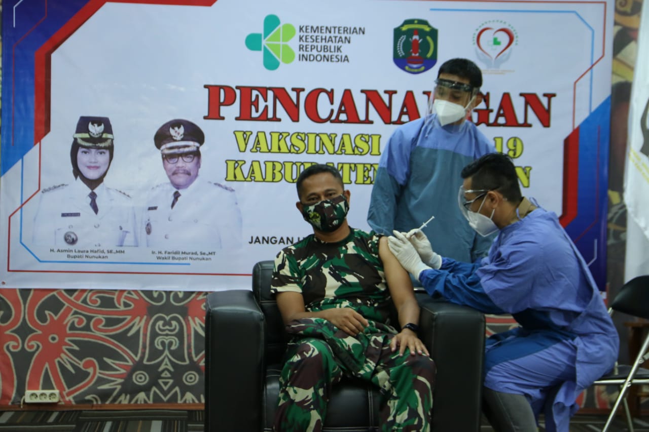 Dansatgas Yonarhanud 16/SBC Bersama Forkopimda Nunukan Melaksanakan Vaksinasi Covid 19