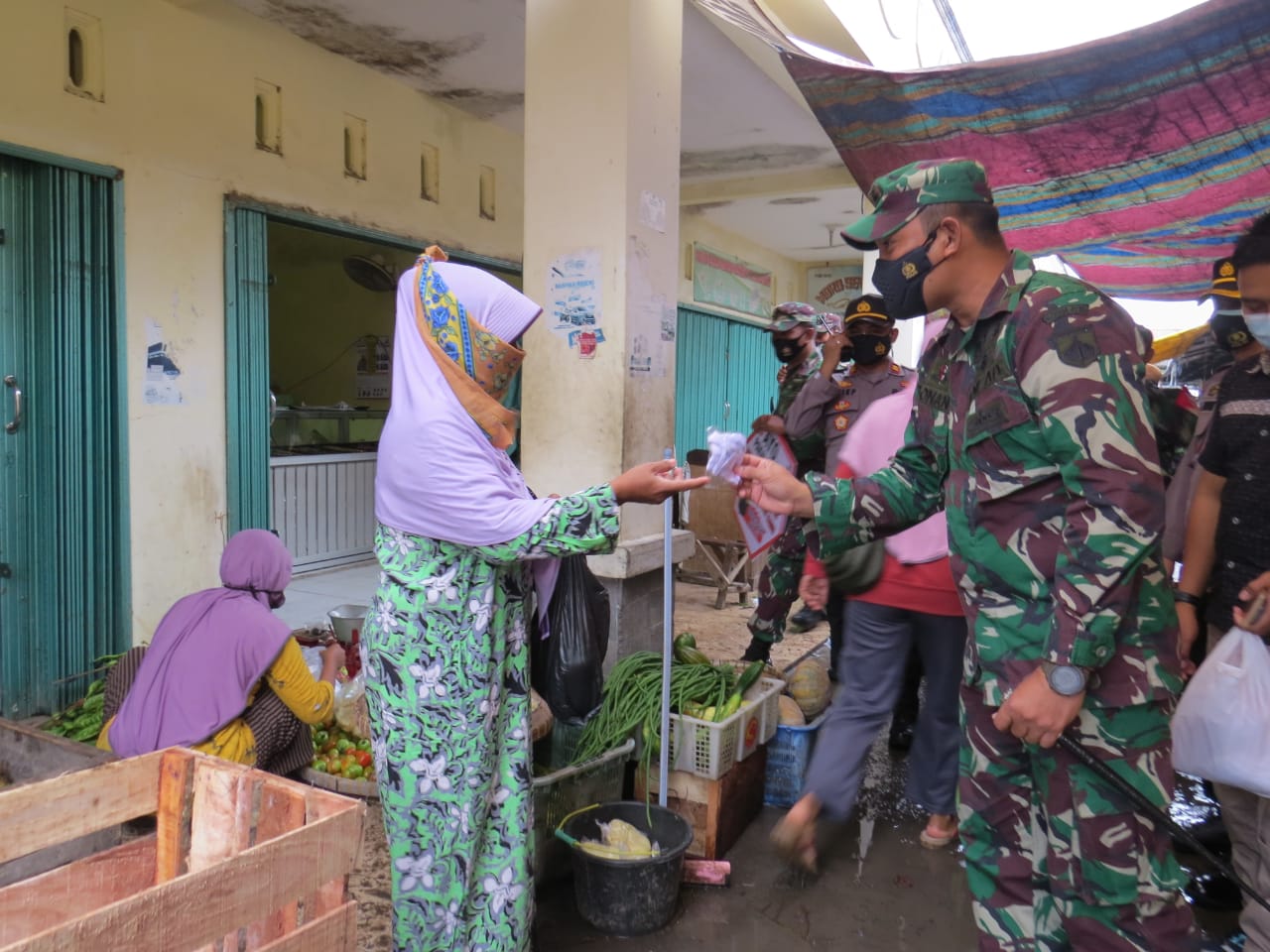 Dandim 0720/Rembang Bersama Forkopimda Rembang Blusukan Ke Pasar Tinjau Pengawasan Prokes