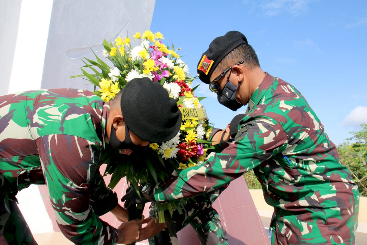 Peringati HUT Ke-71 Kavaleri, Prajurit Baret Hitam Kodam XII/Tpr Gelar Ziarah dan Tabur Bunga