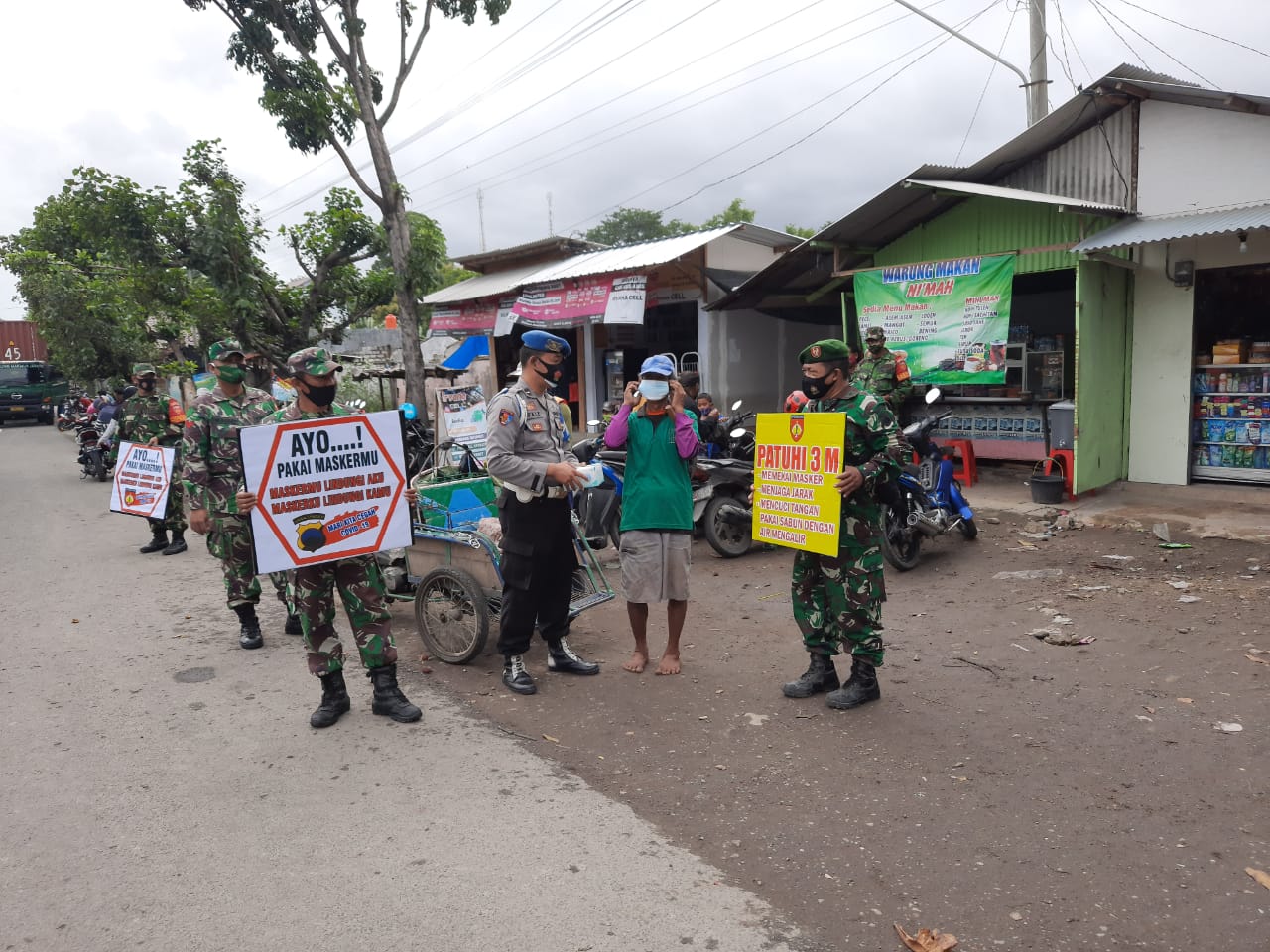 Koramil 08/Sluke Bersinergi Bersama Polsek Sluke dan Trantib Kecamatan Sluke Gelar Operasi Yustisi