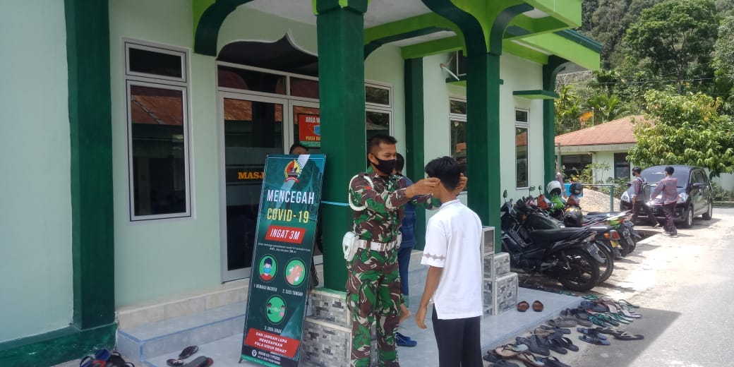 Putus Mata Rantai Penyebaran Covid-19 Kodim 0311/Pessel Bagikan Masker Kepada Jamaah Masjid Taqwa