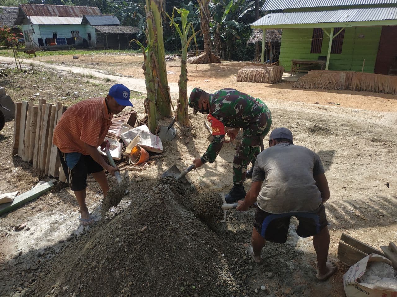 Gotong Royong Wujud Nyata Babinsa Lambuya Jalin Interaksi Dengan Warga Binaan