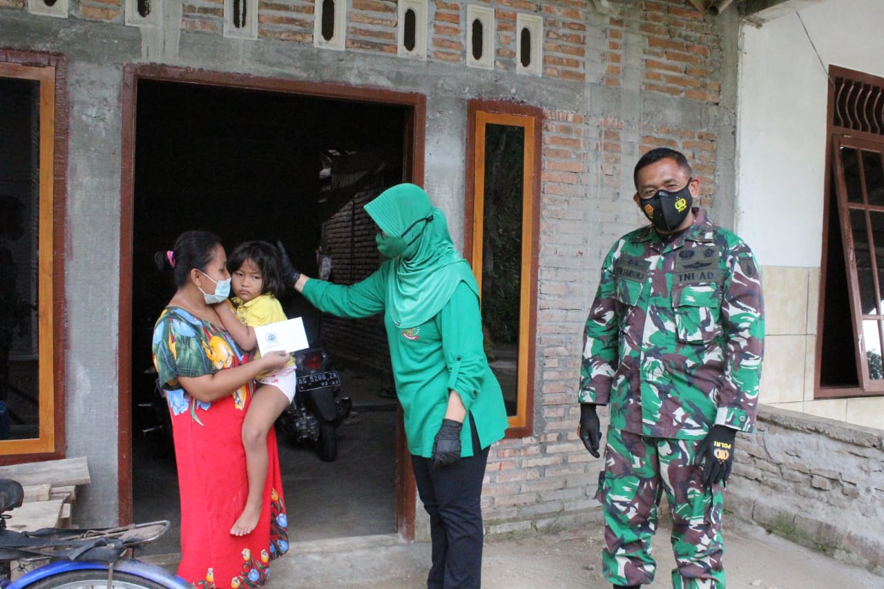 Dandim 0806/Trenggalek Bersama Ketua Persit Berikan Santunan Kepada Anak Yatim