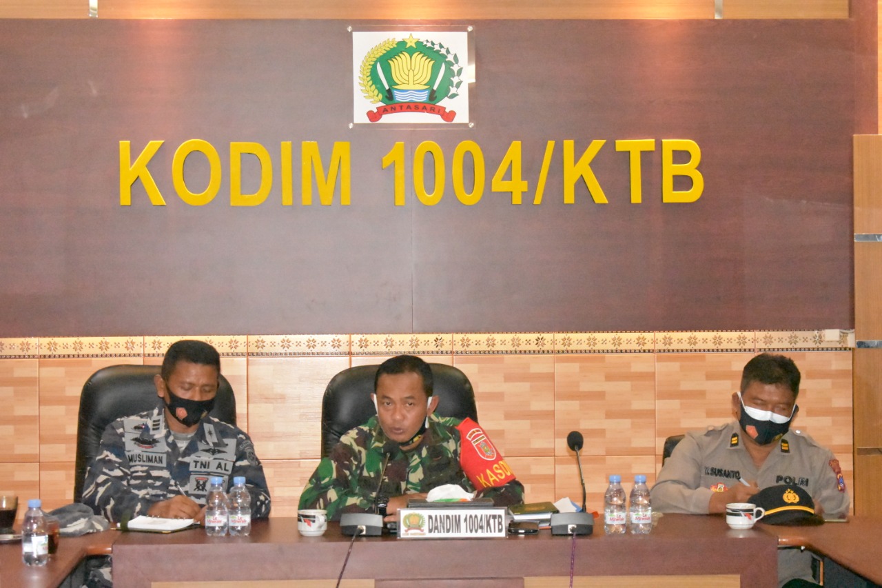 Kasdim 1004/Kotabaru Pimpin Rapat Forkopimda Dalam Rangka Percepatan Penanganan Covid-19 di Kabupaten Kotabaru