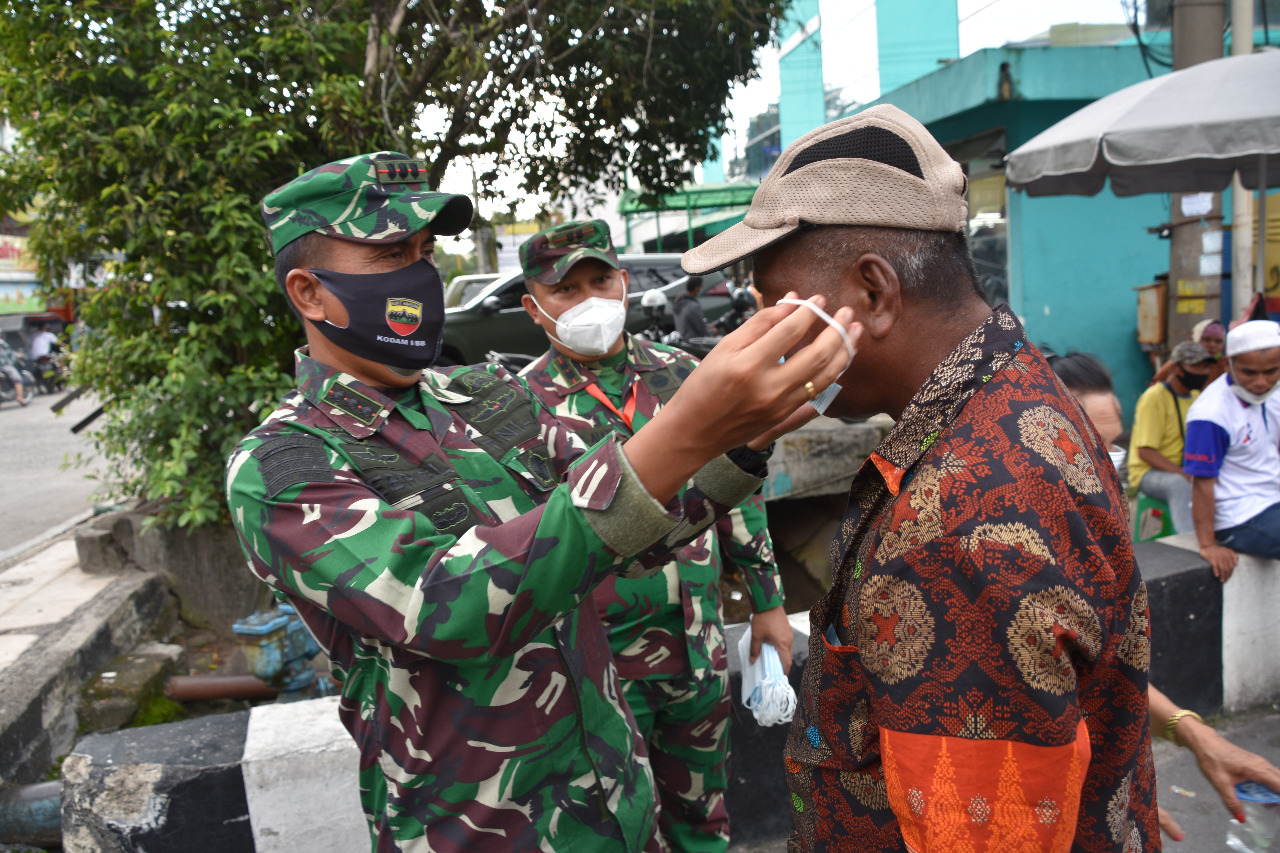 Korem 023/KS Bersama Tim Gabungan Melaksanakan Operasi Penegakan Disiplin Protokol Kesehatan