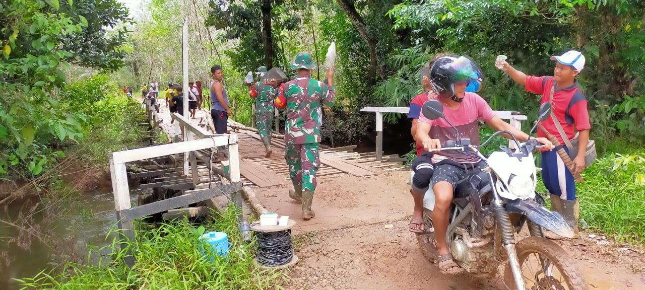 Peduli Infrastruktur di Wilayah, Koramil Nanga Pinoh Karya Bhakti Perbaiki Jalan dan Jembatan