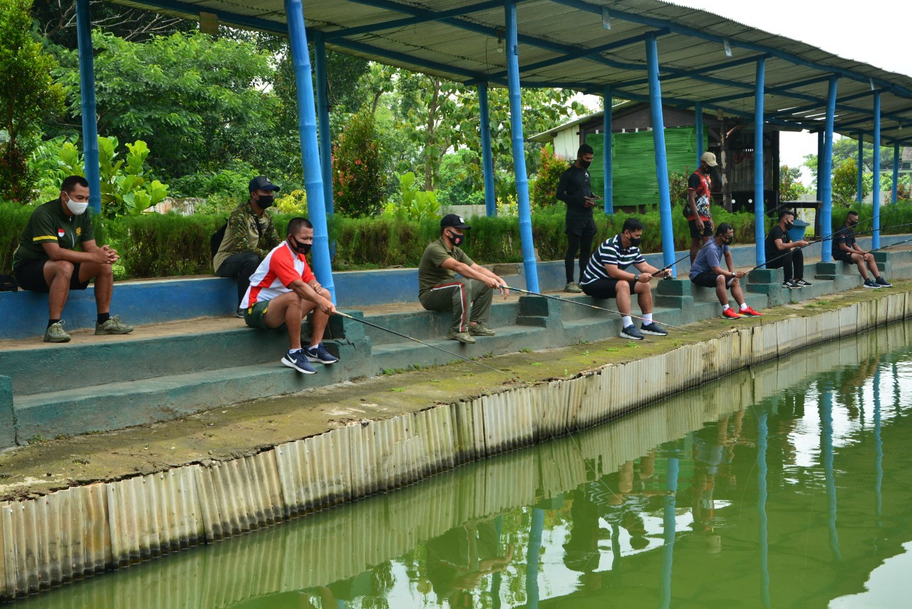 Jalin Keakraban, Pangdivif 2 Kostrad Mancing Bersama Prajurit di Kolam Pancing Vicadha Singosari