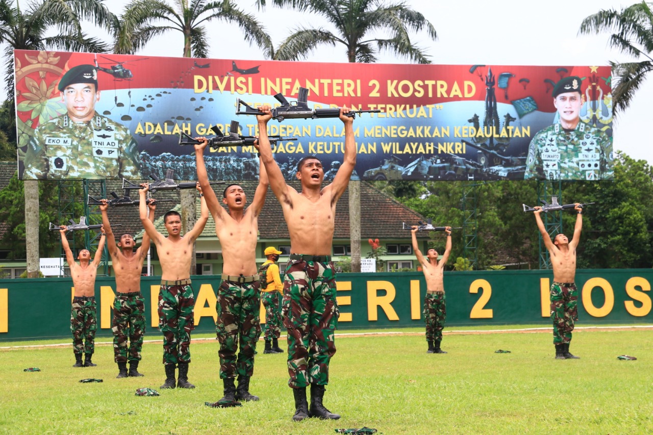 Jaga Kebugaran Tubuh, Prajurit Divif 2 Kostrad Laksanakan Senam Senjata