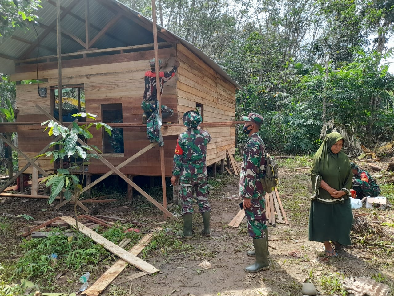 Kodim 1002/Barabai Bantu Bangun Rumah Warga Korban Banjir Di HST