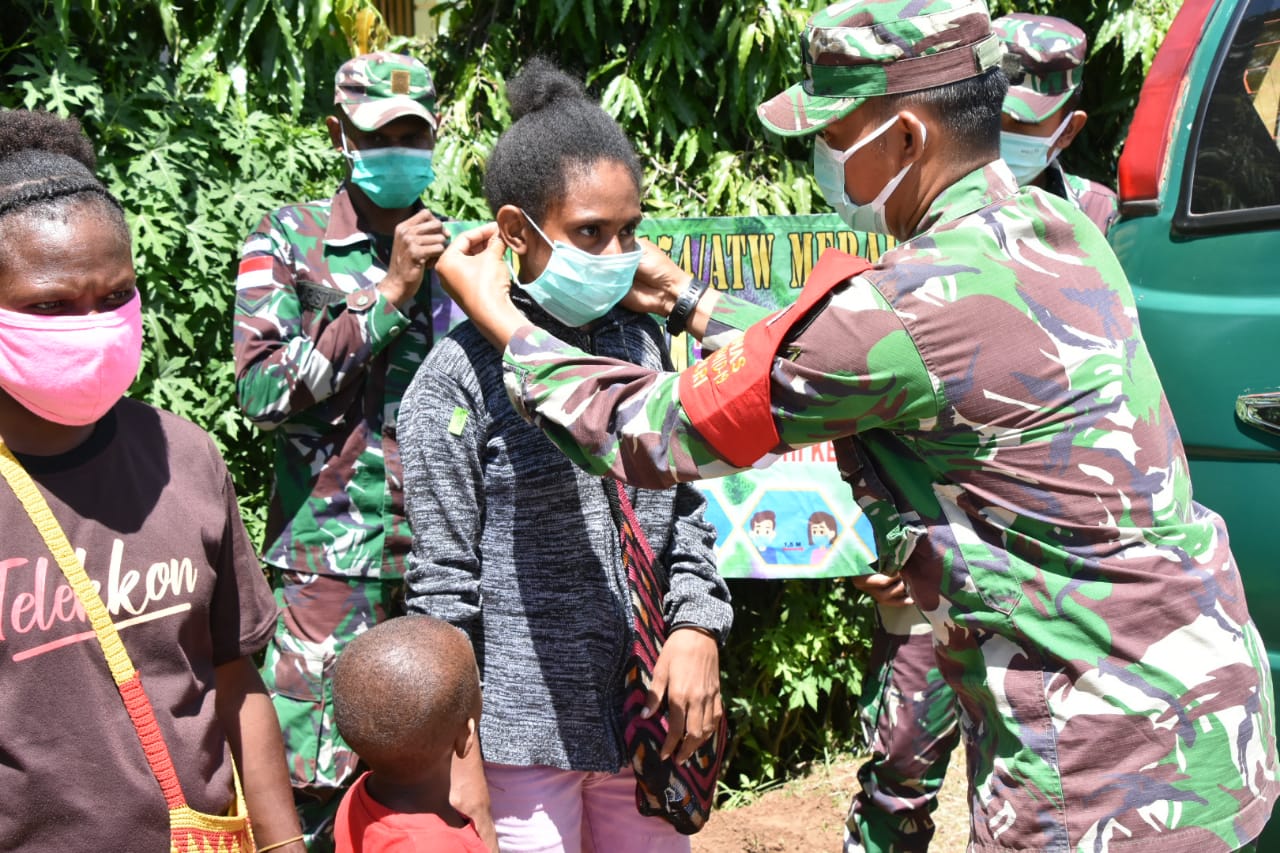 Korem 174/ATW Merauke Bagikan Masker dan Sosialisasikan Tekan Penyebaran Covid -19