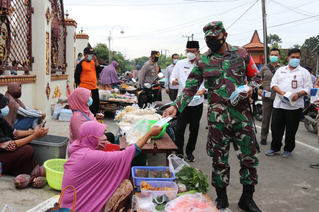 Kunjungi Pasar, Dandim Ngawi Bersama Kapolres dan Bupati Himbau Masyarakat Tetap Patuhi Prokes