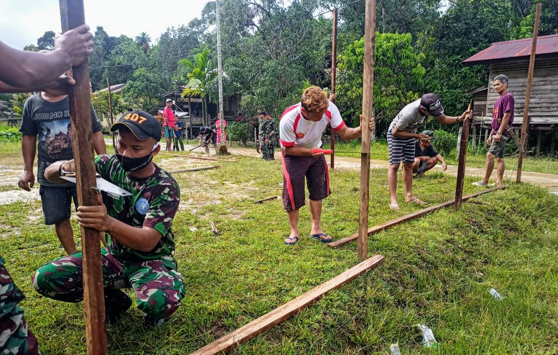 Peduli Lingkungan, Satgas Pamtas Yonif 407 Ajak Masyarakat Karya Bhakti