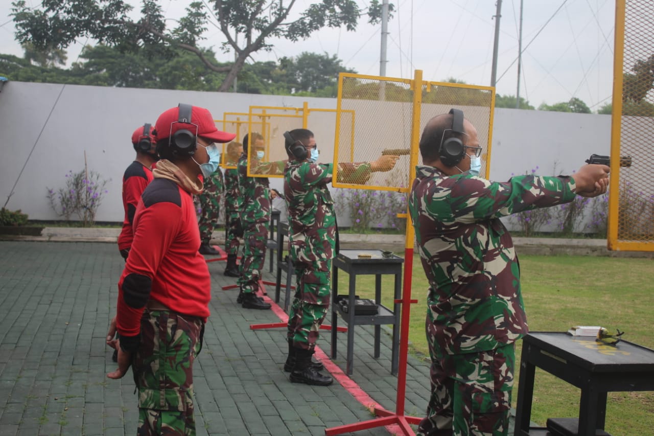 Perwira Satban Koarmada II Asah Kemampuan Menembak