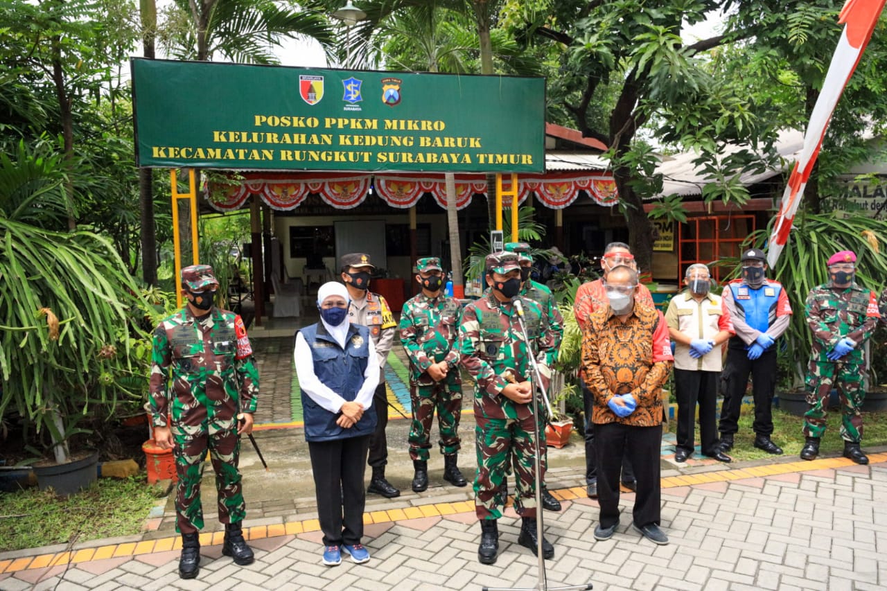 Pangkoarmada II Dampingi Panglima TNI Tinjau Posko PPKM Mikro Wilayah Surabaya