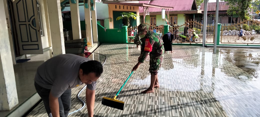 Danramil 1002-01/Birayang Pimpin Anggota Gotong Royong Pembersihan Tempat Ibadah