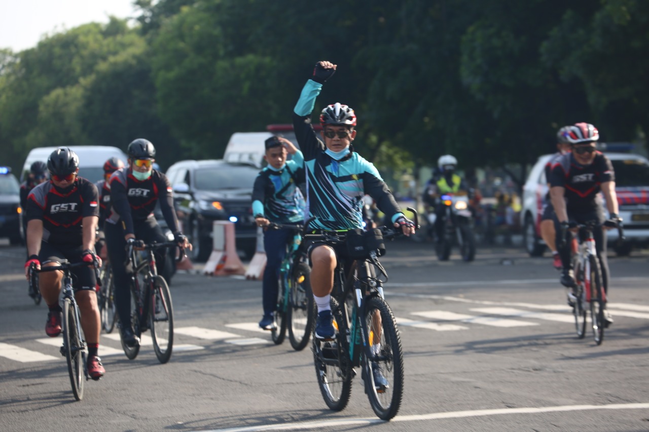 Bersama Pimpinan TNI/Polri, Pangkoarmada II Gowes Keliling Kota Surabaya