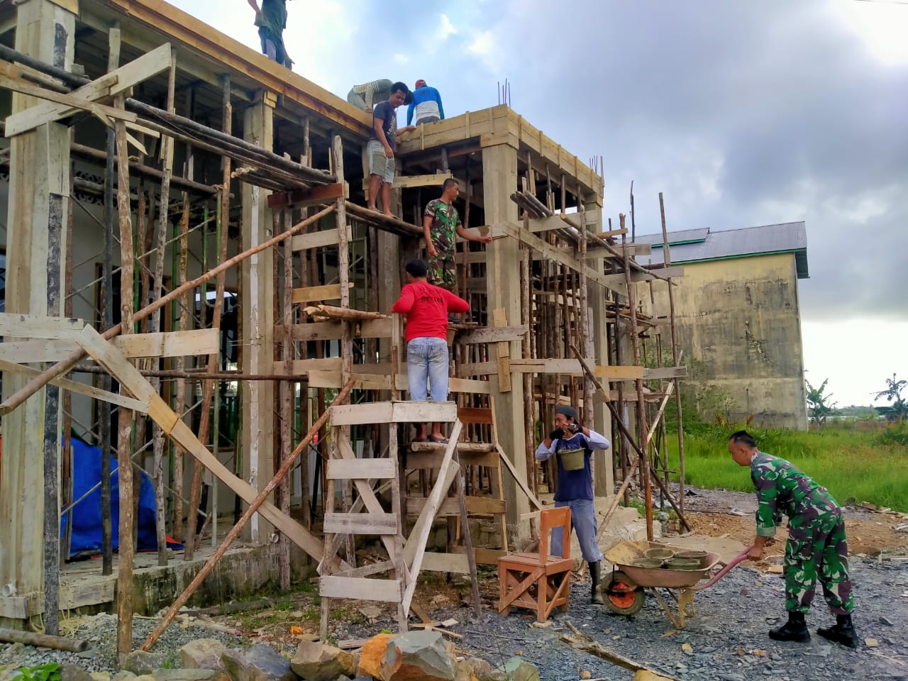 Karya Bhakti Koramil Pemangkat Bersama Warga Cor Atap Masjid