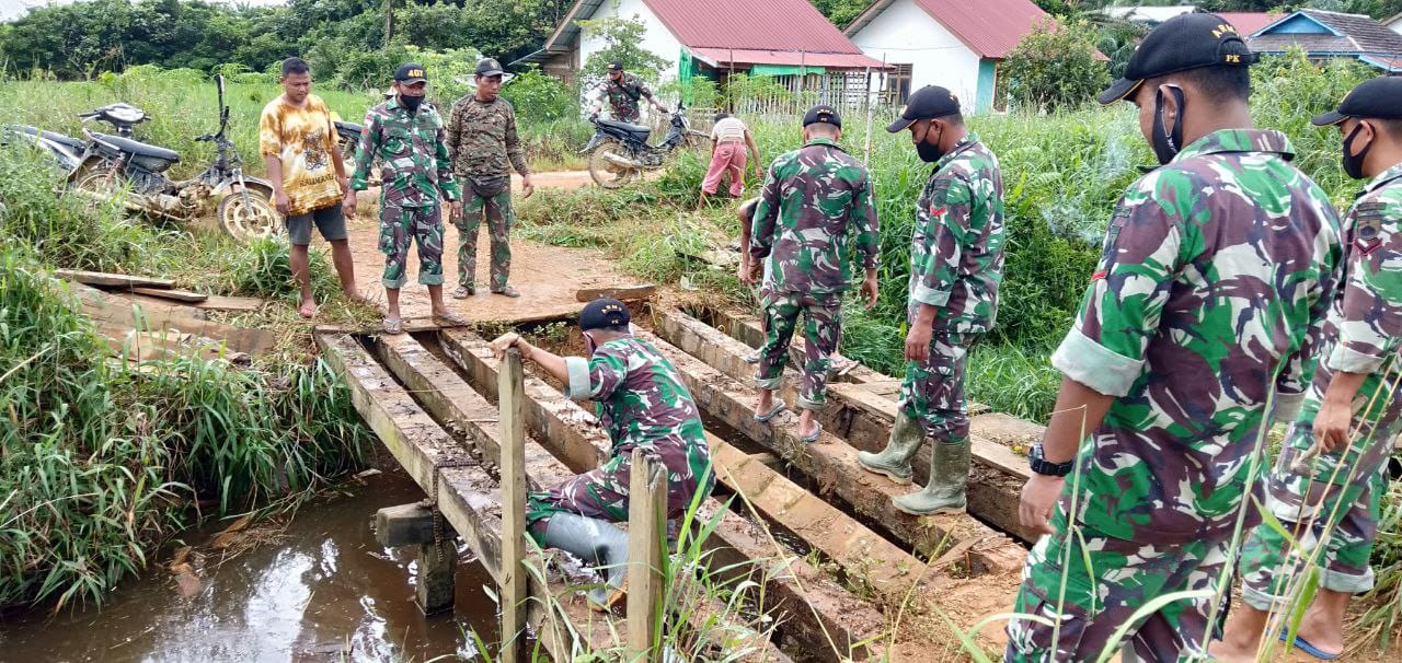 Ringankan Beban Warga Perbatasan, Satgas Yonif 407 Gotong Royong Perbaiki Jembatan