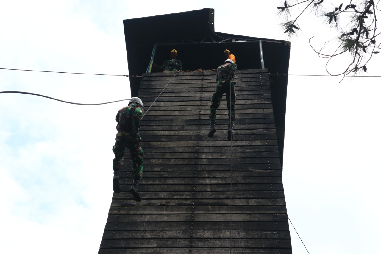 Prajurit Divif 2 Kostrad Tingkatkan Keterampilan dan Ketangkasan dengan Latihan Mountaineering