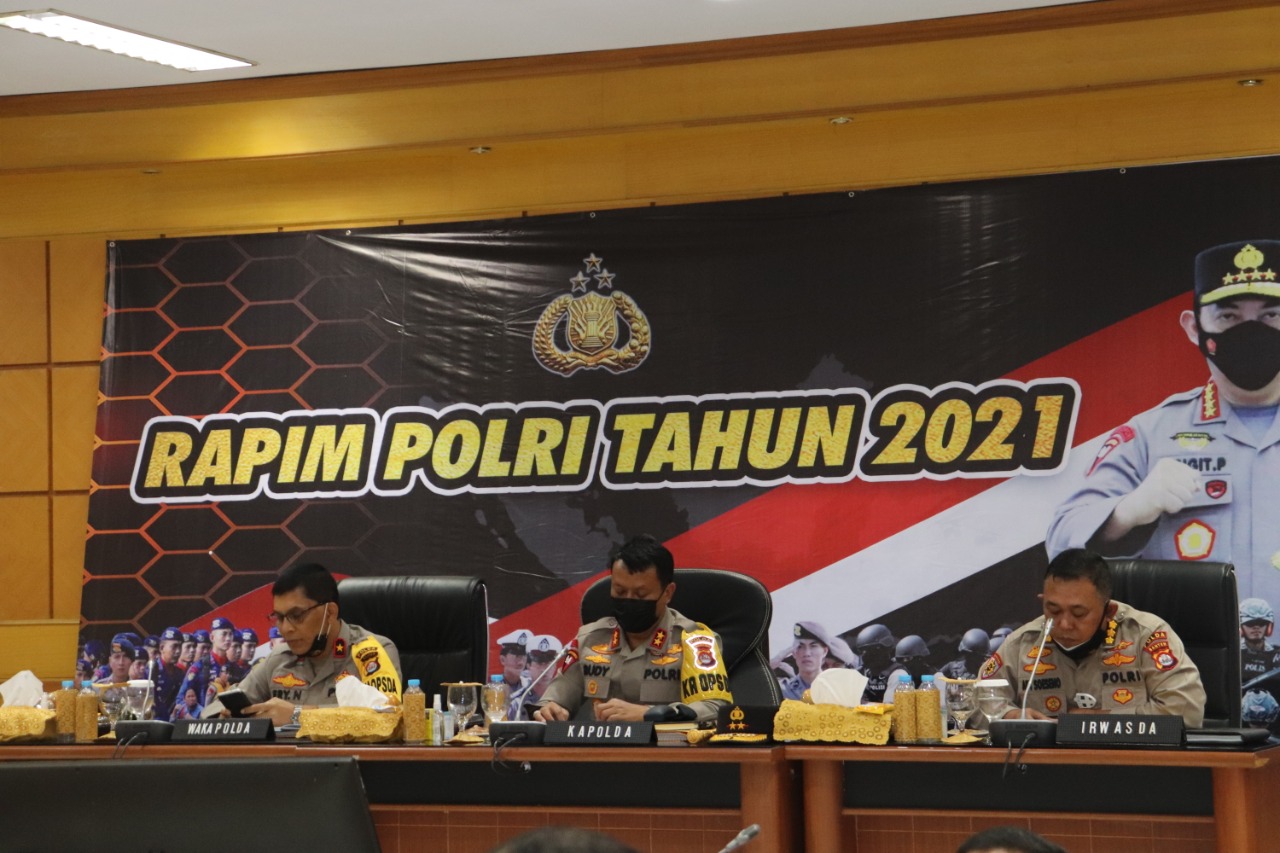 Kapolda Banten Menghadiri Acara Penyampaian Hasil Evaluasi dan Penghargaan Pelayanan Publik Tahun 2020