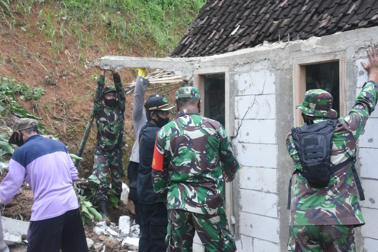 Peduli Korban Bencana Tanah Longsor, Dandim Madiun Berikan Bantuan Dan Dukungan Moril