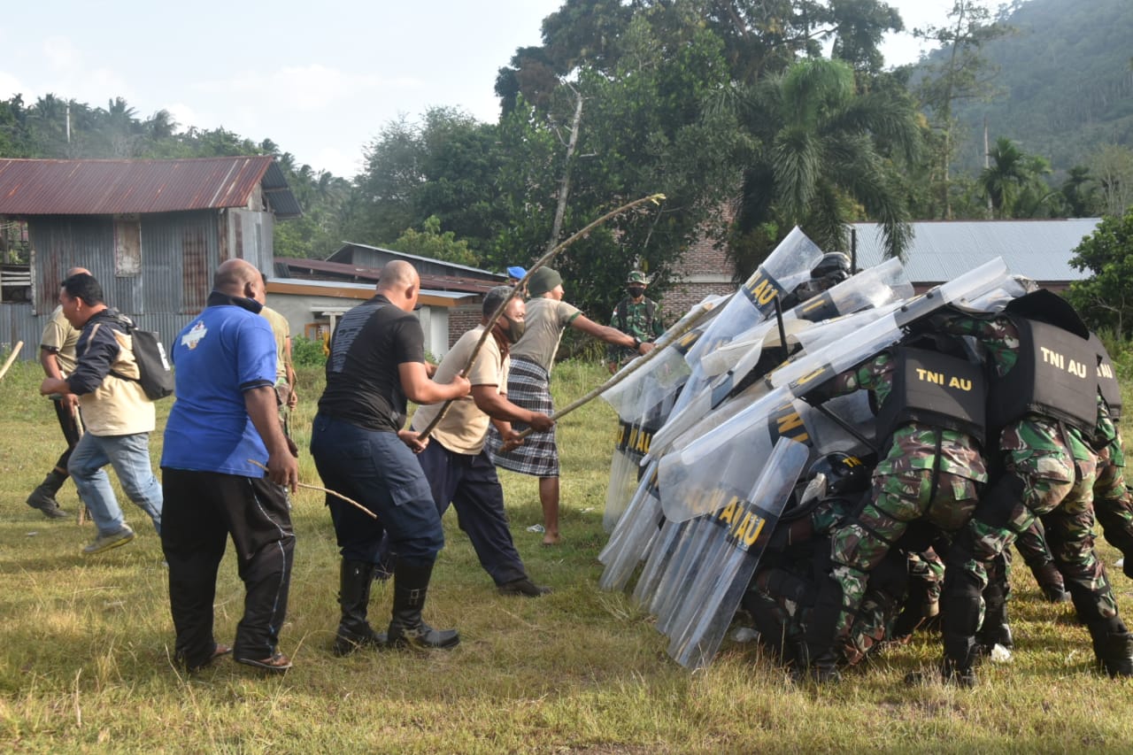 Pasukan PHH Lanud Mus Lakukan Penghadangan Pada Aksi Demo di Payaseunara