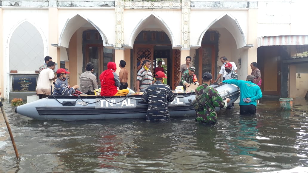 Pekalongan Dilanda Banjir, TNI AL Evakuasi Warga Ke Tempat Aman