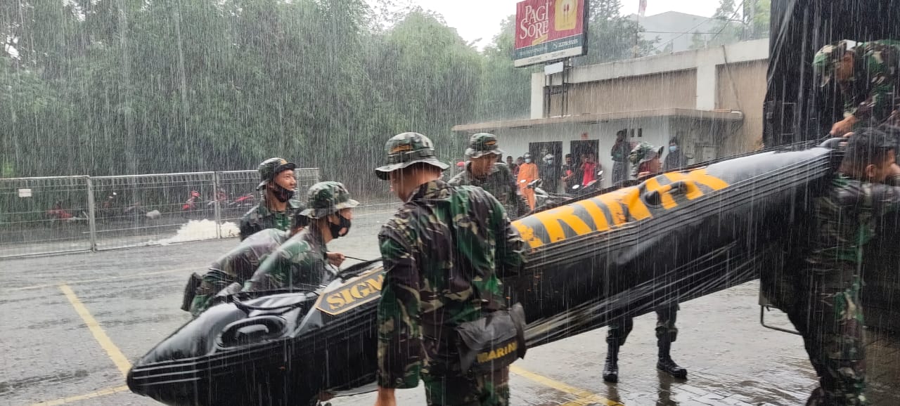 Satgas Banjir Korps Marinir TNI AL Terjunkan Prajuritnya Hadapi Banjir di Jabodetabek