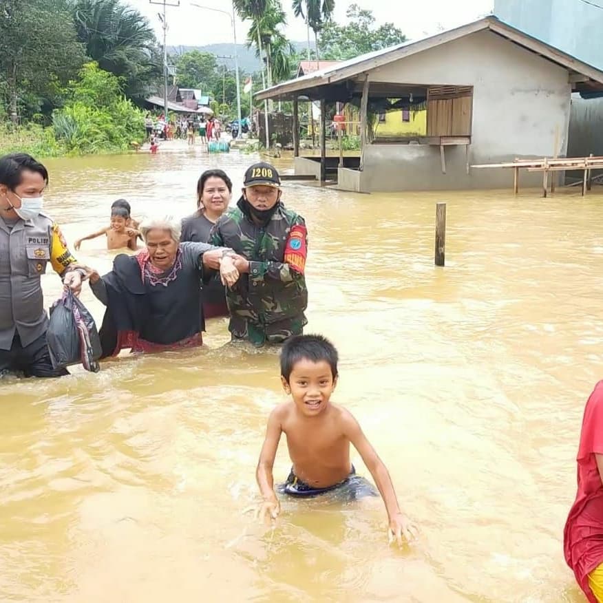 Danramil Sejangkung Bersama Stake Holder Pantau Banjir di Wilayah