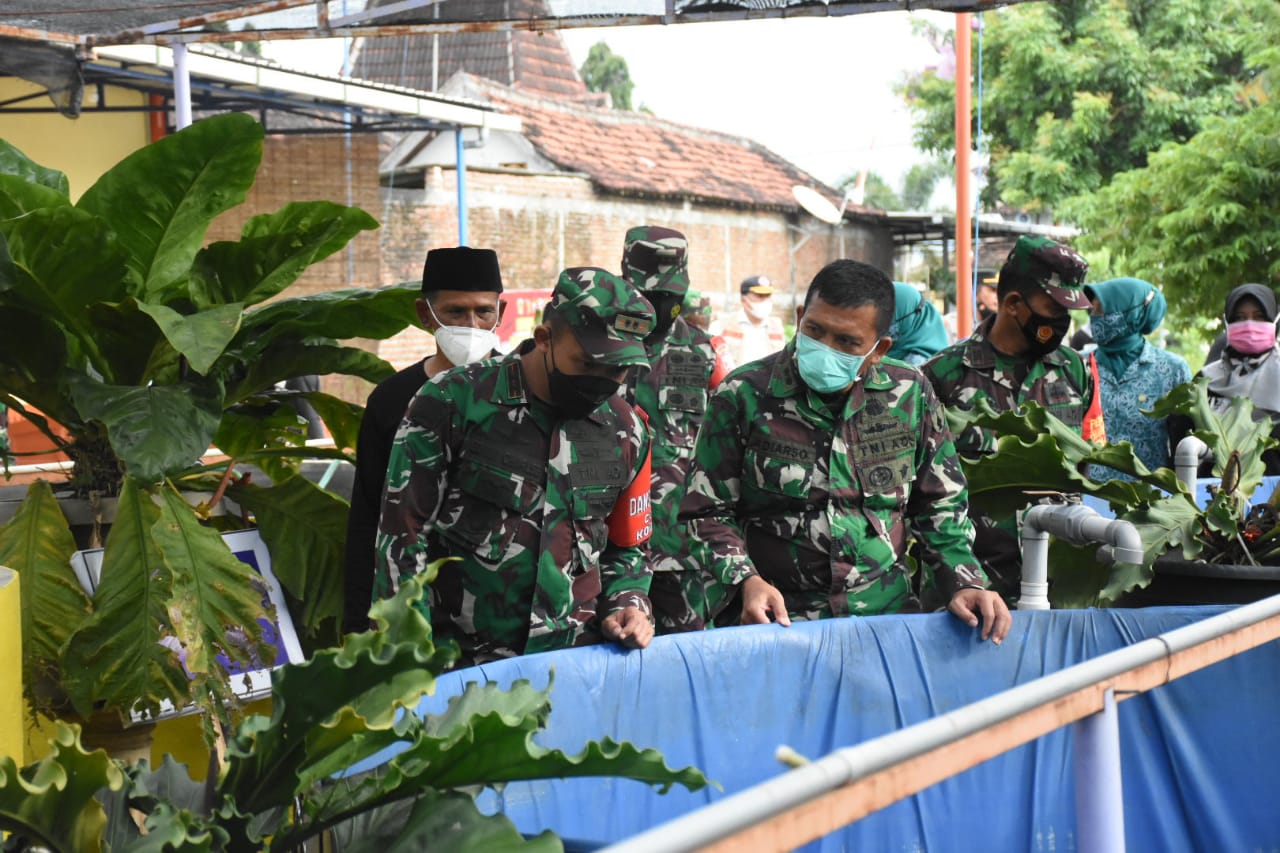 Dandim Madiun Dampingi Tim Penilai Dari Sterdam, Kunjungi Posko PPKM Mikro