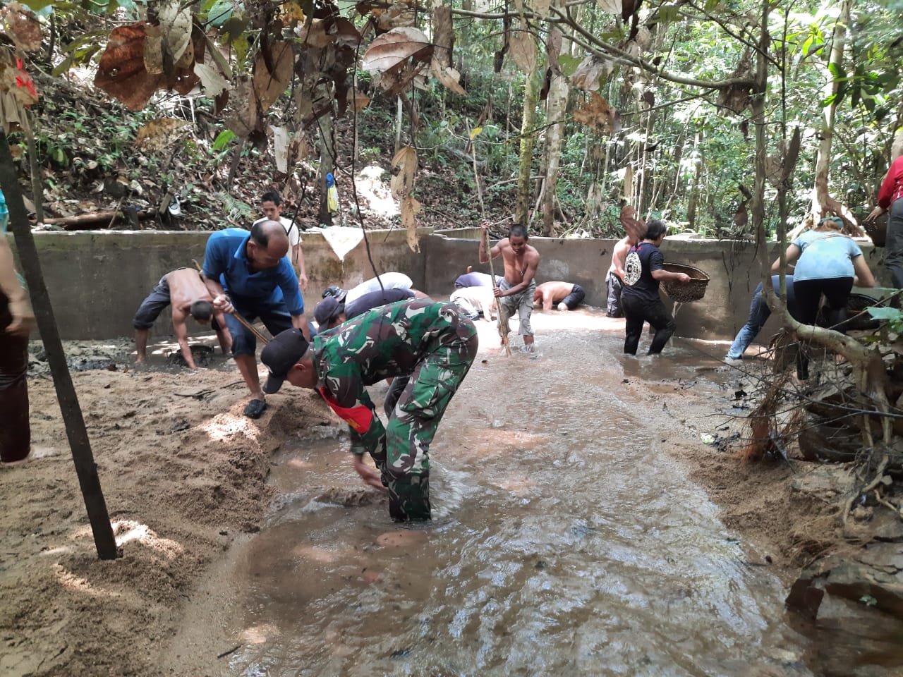 Jaga Pasokan Air Bersih, Babinsa Jagoi Babang Bersama Masyarakat Laksanakan Gotong Royong