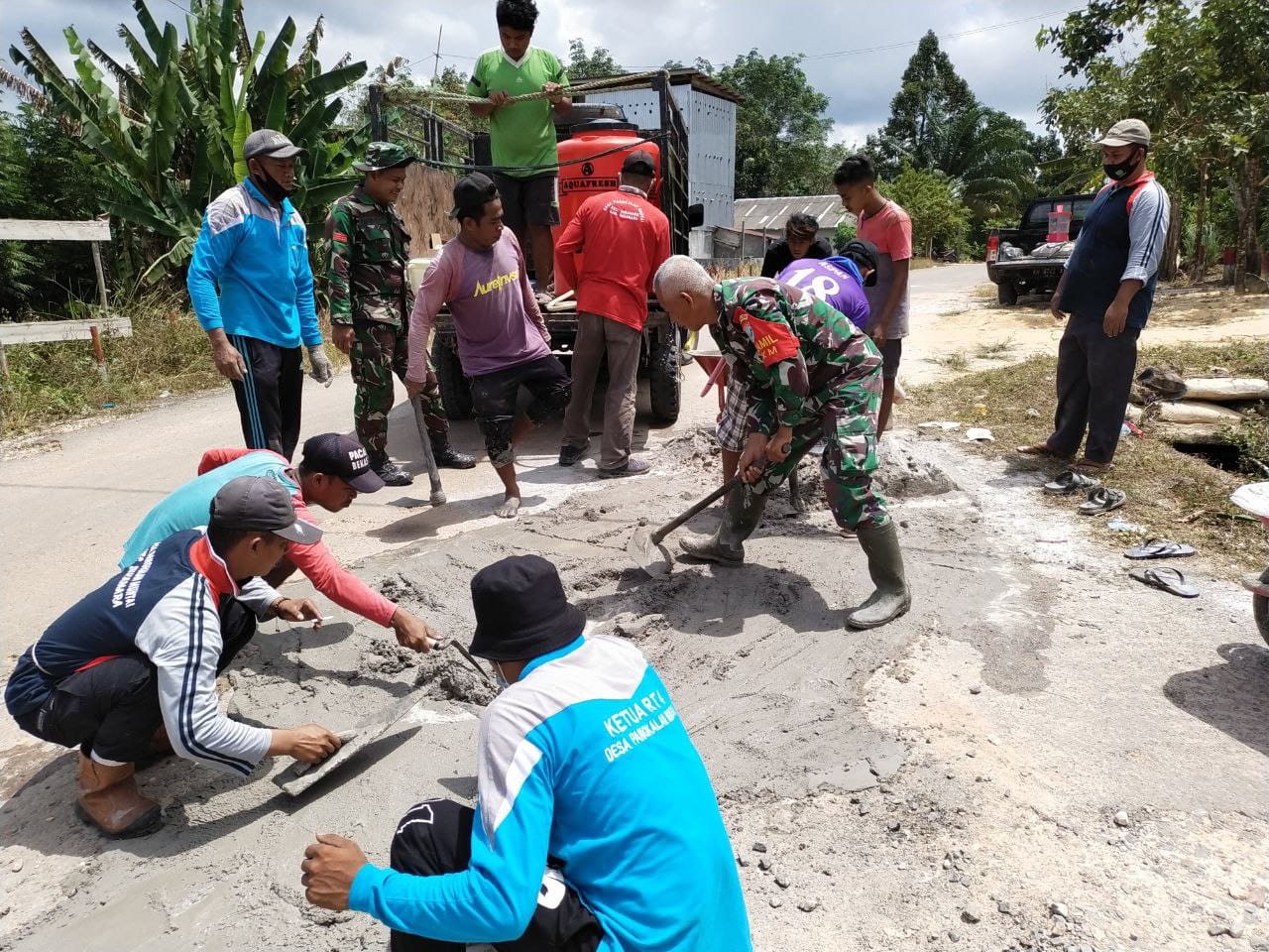 Peduli Kesulitan Rakyat, Koramil Sukamara Laksanakan Karya Bhakti Perbaikan Jalan