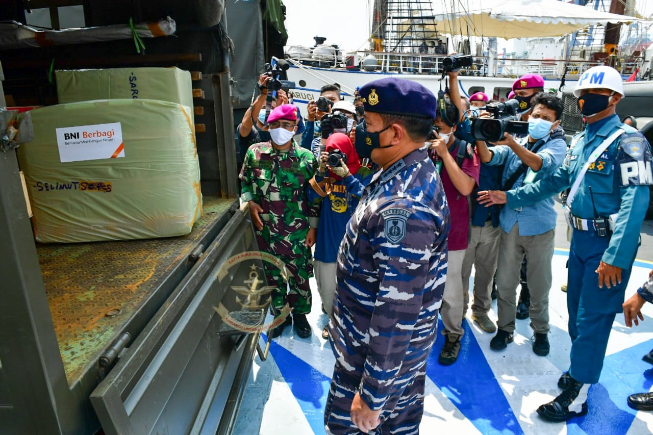 Pangkolinlamil Hadiri Pemberangkatan Bantuan Sosial TNI AL Peduli dan Berbagi