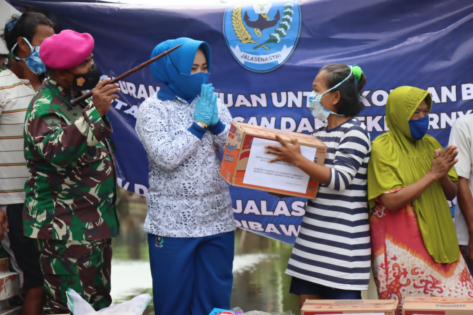 Ketua Cabang 7 Korcab V DJA ll dan Pengurus Jalasenastri Adakan Bakti Sosial Korban Banjir Di Pekalongan