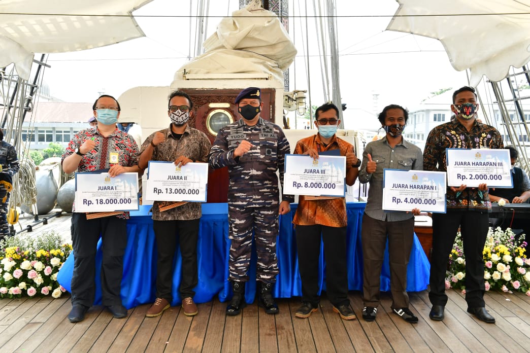 Kasal Serahkan Hadiah Lomba Foto dan Video KRI Dewaruci