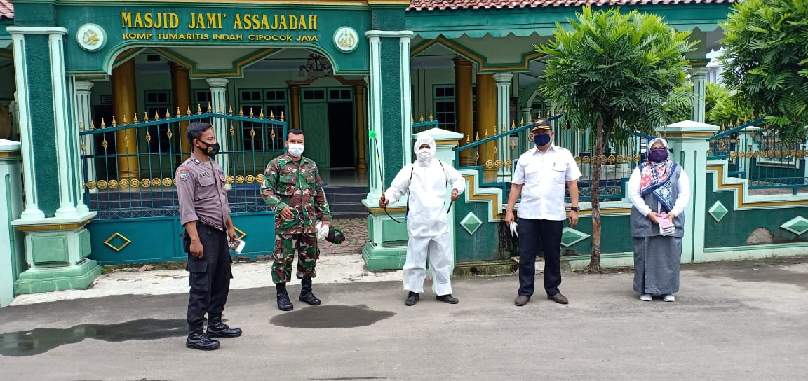 Polsek Cipocok Jaya Bagikan Ratusan Masker Dan Penyemprotan Disinfektan